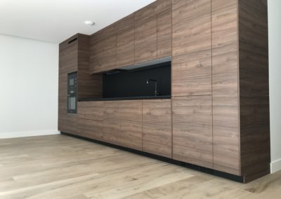 Cocina de madera con tiradores invisibles